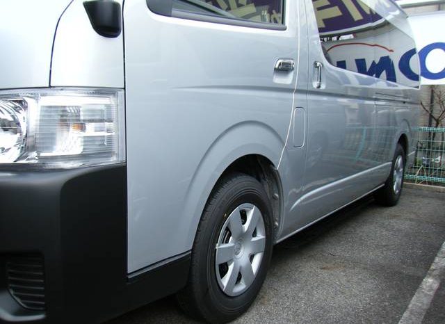 Toyota Hiace Van full