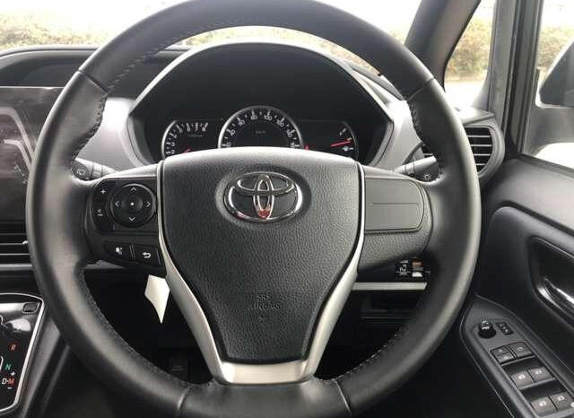 Toyota Voxy full